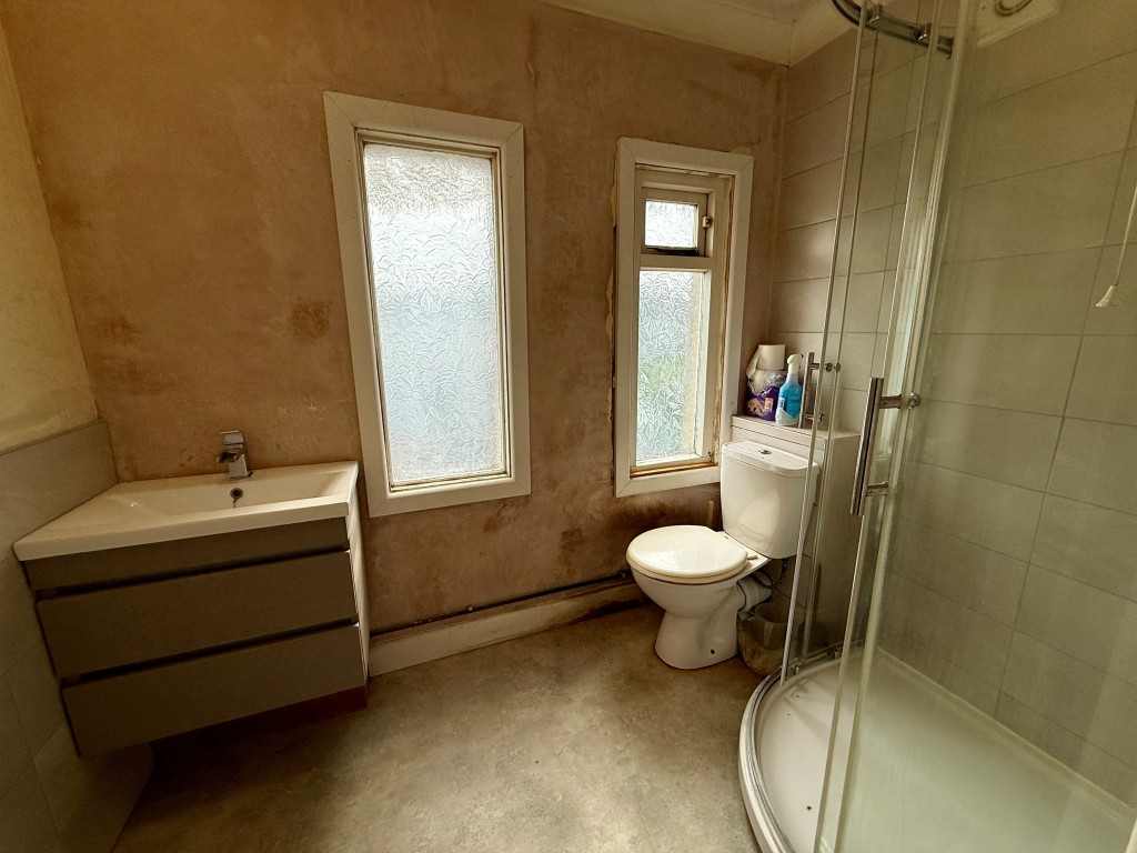 Lot: 201 - FLAT FOR IMPROVEMENT - Shower room with W.C.